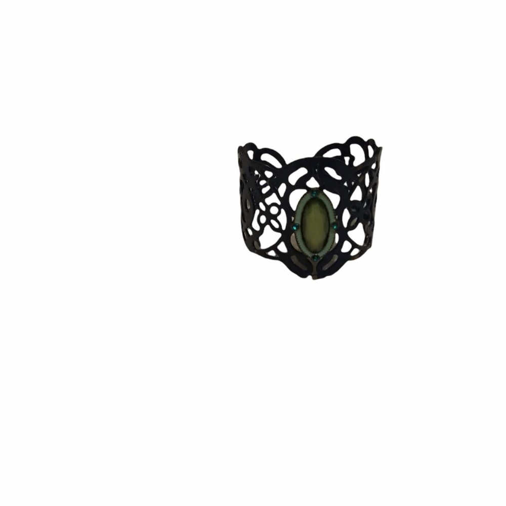 Blue bracelet with a green diamond
